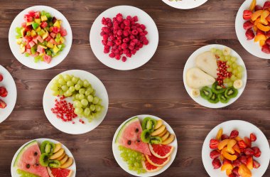 Meyve diyeti. Meyve ahşap arka plan üzerinde bir tabakta. Sağlıklı fo