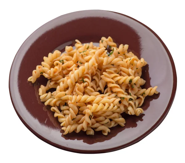 Макароны на голубой тарелке изолированы на белом фоне. pasta in tom — стоковое фото