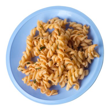 beyaz arka plan üzerinde izole mavi bir plaka üzerinde makarna. tom makarna