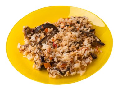 bir tabakta domates ve biber ile kızarmış kabak ile pirinç.