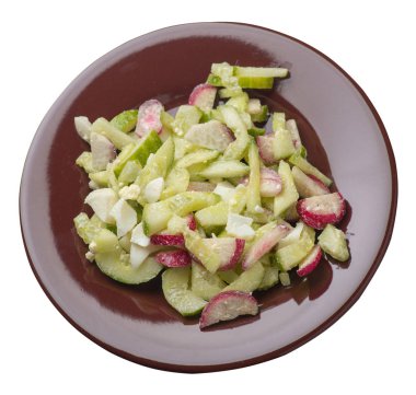 beyaz sırt izole bir tabaküzerinde salatalık ve yumurta ile salata