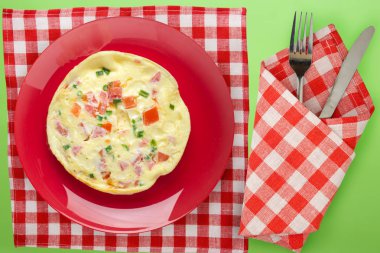 Turuncu arka planda mavi bir tabakta omlet. sağlıklı kahvaltılıklar