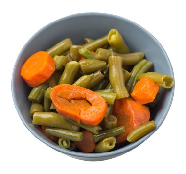 beyaz izole bir tabak üzerinde sarımsak ve havuç ile yeşil fasulye