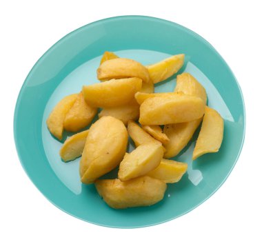 bir plaka üzerinde kızarmış patates takozlar. kızarmış patates sebzeler üzerinde izole