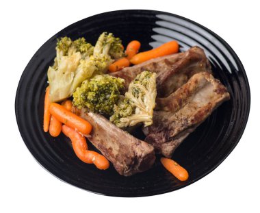 brokoli lahana, havuç ve sarımsak ile ızgara domuz kaburga