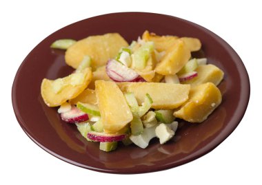 beyaz sırt izole bir tabakta sebze ile patates dilimleri