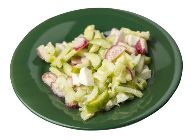 beyaz sırt izole bir tabaküzerinde salatalık ve yumurta ile salata