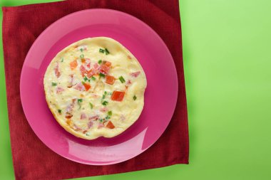 Turuncu arka planda mavi bir tabakta omlet. sağlıklı kahvaltılıklar