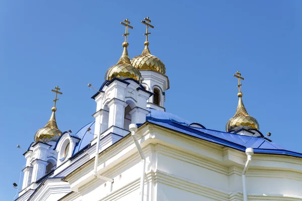 Igreja contra o céu azul. Cúpula vista da Igreja Ortodoxa de belo — Fotografia de Stock