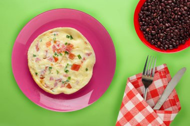 Turuncu arka planda mavi bir tabakta omlet. sağlıklı kahvaltılıklar