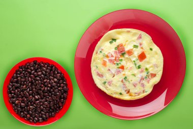 Turuncu arka planda mavi bir tabakta omlet. sağlıklı kahvaltılıklar