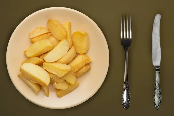 Pommes frites auf einem beigen Teller auf braunem Hintergrund. — Stockfoto