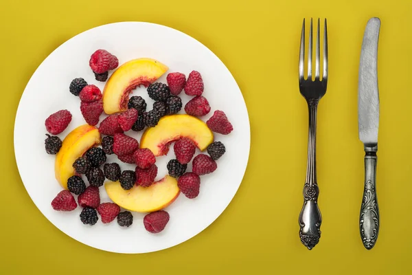 Dietary, healthy food. blackberry, raspberry, nectarine on a wh — Stock Photo, Image