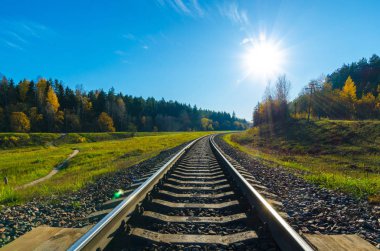 Sonbahar ormanındaki tren yolu. Sonbahar arifesinde demiryolu.