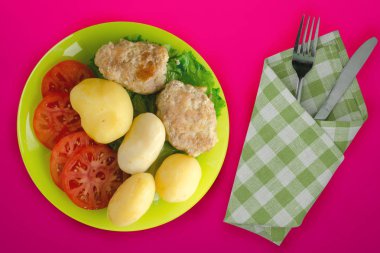  Patatesli pirzola ve domates yahnisi. Yeşil bir pirzola.