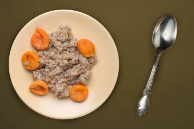  Kahverengi arka planda bej bir tabakta müsli. Tahıl.