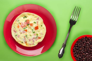 Turuncu arka planda mavi bir tabakta omlet. sağlıklı kahvaltılıklar