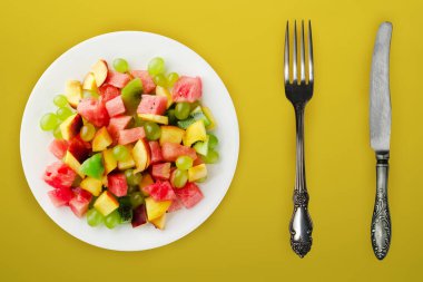  Sağlıklı yemek. Beyaz tabakta taze meyve salatası. Vejetaryen yemeği.