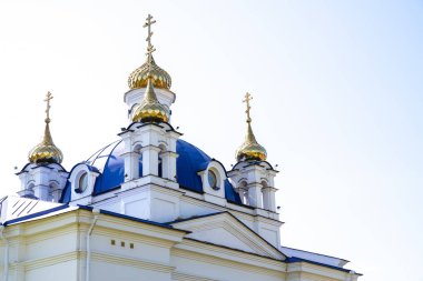 Mavi gökyüzüne karşı kilise. Belo 'dan Dome Ortodoks Kilisesi görünümü