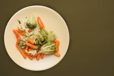  Sebzeler tabakta. Bej renginde kızarmış sebze.