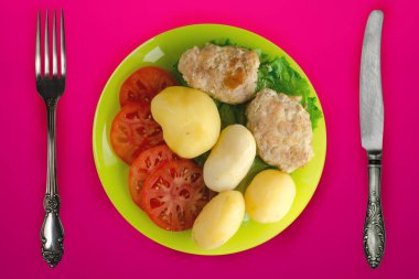  Patatesli pirzola ve domates yahnisi. Yeşil bir pirzola.