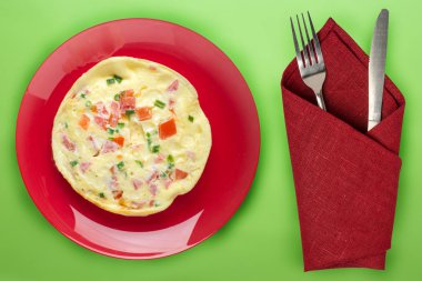 Turuncu arka planda mavi bir tabakta omlet. sağlıklı kahvaltılıklar