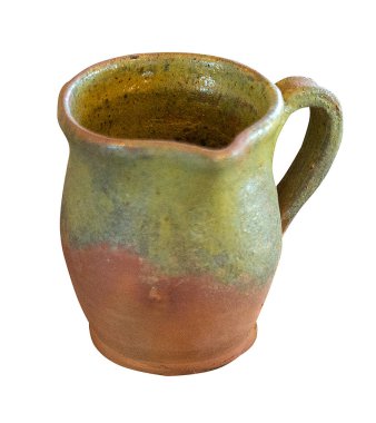 beyaz bir arka plan üzerinde izole kil sürahi. vintage sürahi ön görünümü.