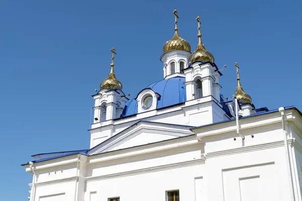 Church against the blue sky. Dome Orthodox Church view from belo — Stock Photo, Image