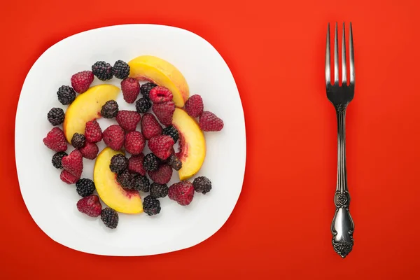 Comida saludable y dietética. mora, frambuesa, nectarina en un Imágenes De Stock Sin Royalties Gratis