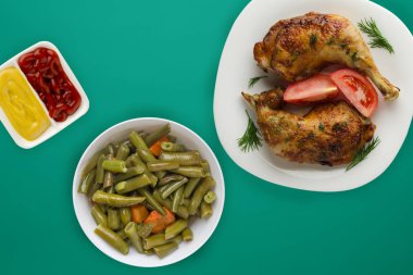 Kızarmış tavuk budu ve sebzeli beyaz tabak ve...