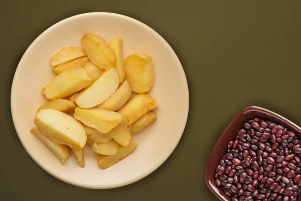 갈색 배경에 있는 베이지 접시 위에 감자튀김을 놓고 — 스톡 사진