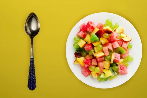 Hälsosam mat. färsk fruktsallad på en vit tallrik. veganska livsmedel o — Stockfoto