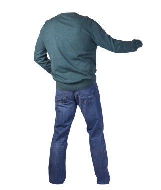 Beyaz arka planda koyu yeşil kazak ve mavi kot pantolon. Günlük kıyafetler.