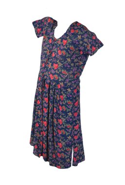 Beyaz arka planda düğmeleri olan, yaz mavisi kırmızı bir elbise. çok renkli güzel bir elbise.