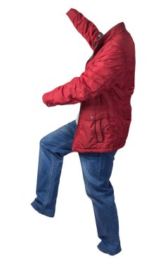 Kırmızı ceket, turkuaz gömlek ve beyaz arka planda izole edilmiş mavi kot pantolon. Sıradan moda kıyafetleri.