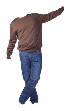 Beyaz arka planda izole edilmiş erkek kazağı ve mavi kot pantolon. Günlük kıyafetler.