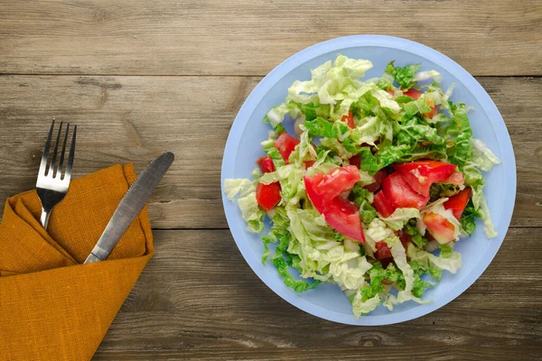 Comida Vegetariana Vista Superior Salada Tomate Repolho Placa Azul Clara — Fotografia de Stock