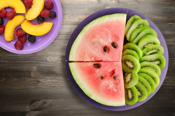 Wassermelone Und Kiwi Scheiben Geschnitten Auf Einem Lila Teller Auf — Stockfoto