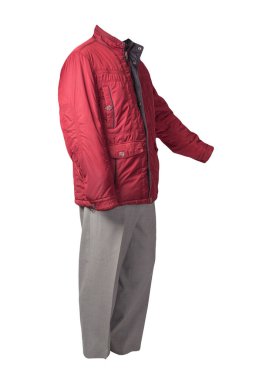 Beyaz arka planda kırmızı ceketli ve açık gri pantolonlu erkekler. Erkek sonbahar kıyafetleri.