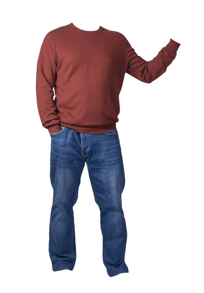 男性用ダークレッドのセーターとブルーのジーンズは白い背景に隔離されています カジュアルウェア — ストック写真