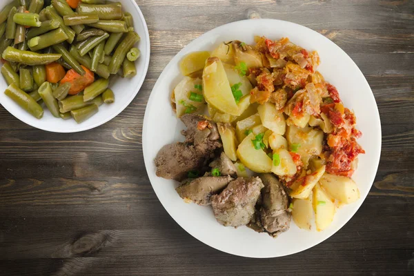 Gebratene Leber Mit Kartoffeln Und Geschmorte Tomaten Mit Gemüsesalat Gebratene — Stockfoto