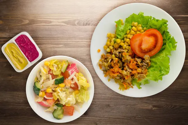 Ensalada Con Estómagos Pollo Con Zanahorias Maíz Ensalada Plato Blanco —  Fotos de Stock