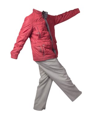 Beyaz arka planda kırmızı ceketli ve açık gri pantolonlu erkekler. Erkek sonbahar kıyafetleri.