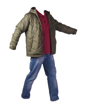 Fermuarlı hakki ceket, koyu kırmızı gömlek ve beyaz arka planda izole edilmiş mavi kot pantolon. Sıradan moda kıyafetleri.