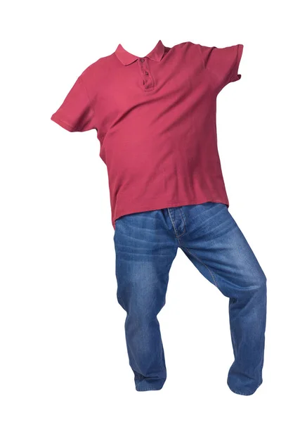 Shirt Homme Rouge Foncé Avec Col Boutonné Jean Bleu Isolé — Photo