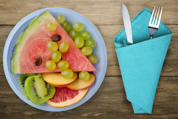 Gesneden Fruit Met Vork Mes Een Bruine Houten Ondergrond Gesneden — Stockfoto