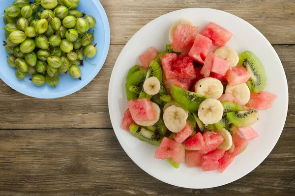 Piring Putih Salad Buah Segar Yang Sehat Pada Latar Belakang — Stok Foto