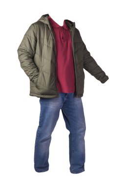 Fermuarlı hakki ceket, koyu kırmızı gömlek ve beyaz arka planda izole edilmiş mavi kot pantolon. Sıradan moda kıyafetleri.