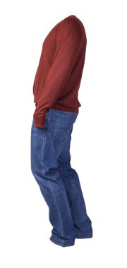 Erkekler koyu kırmızı kazak ve mavi kot pantolon. Beyaz arka planda izole edilmiş. Günlük kıyafetler.