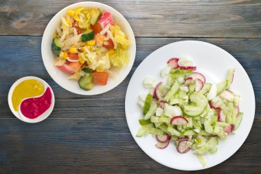 Salatalıklı salata ve mavi ahşap arka planda beyaz bir tabakta yumurta. Sağlıklı yemek. Vejetaryen yemeği. Asya mutfağı